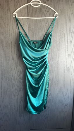 Robe verte émeraude en satin