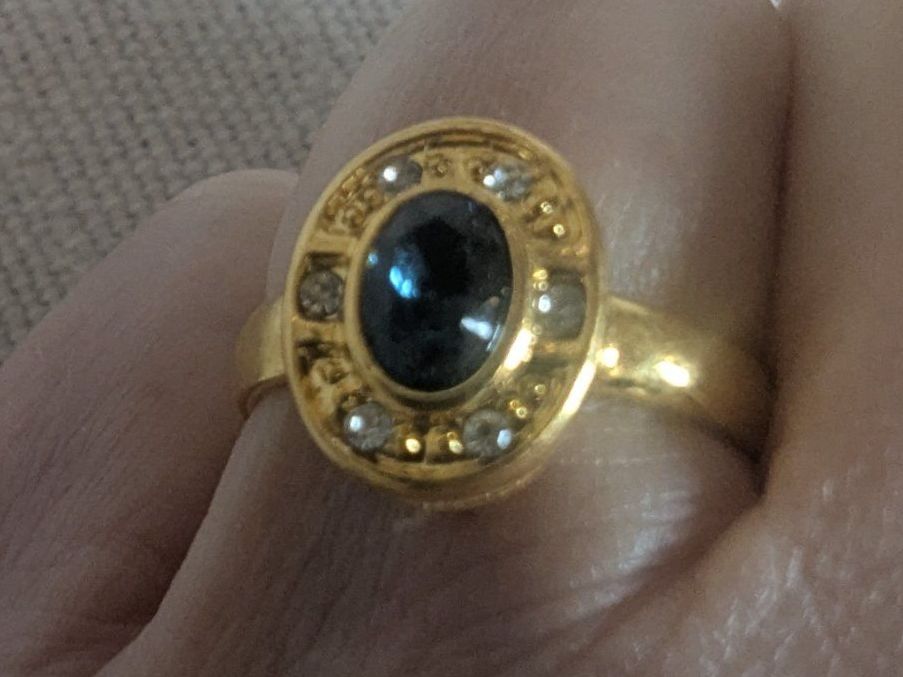 Anelli: Bague dorée vintage avec pierre bleue, taille réglable – Usato da Lausanne venduto da Nchiva