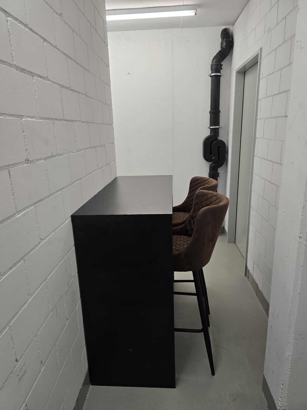 Tables: Moderner Stehtisch / Bartisch in Schwarzbraun – D'occasion à Wädenswil par MilouvdM 1