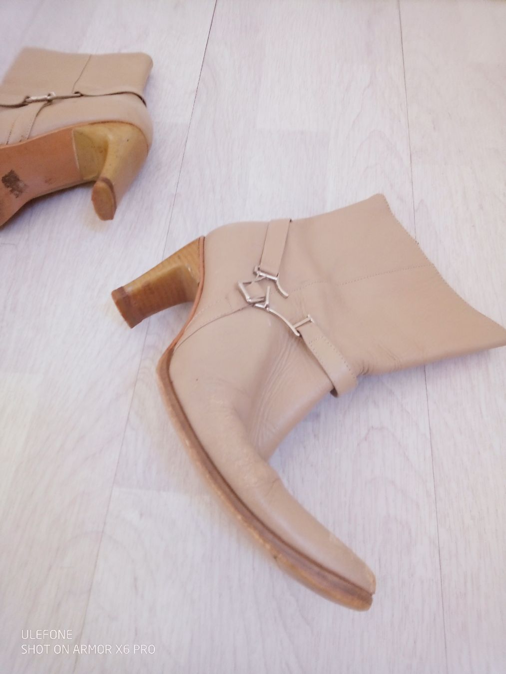 Scarpe da donna: Elegante Lederstiefel Grösse 36, Beige – Usato da Volketswil venduto da Car1 2
