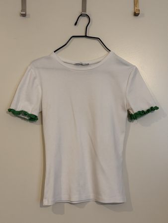 T-Shirt weiss mit grünen Rüschen (ZARA, Gr. S)