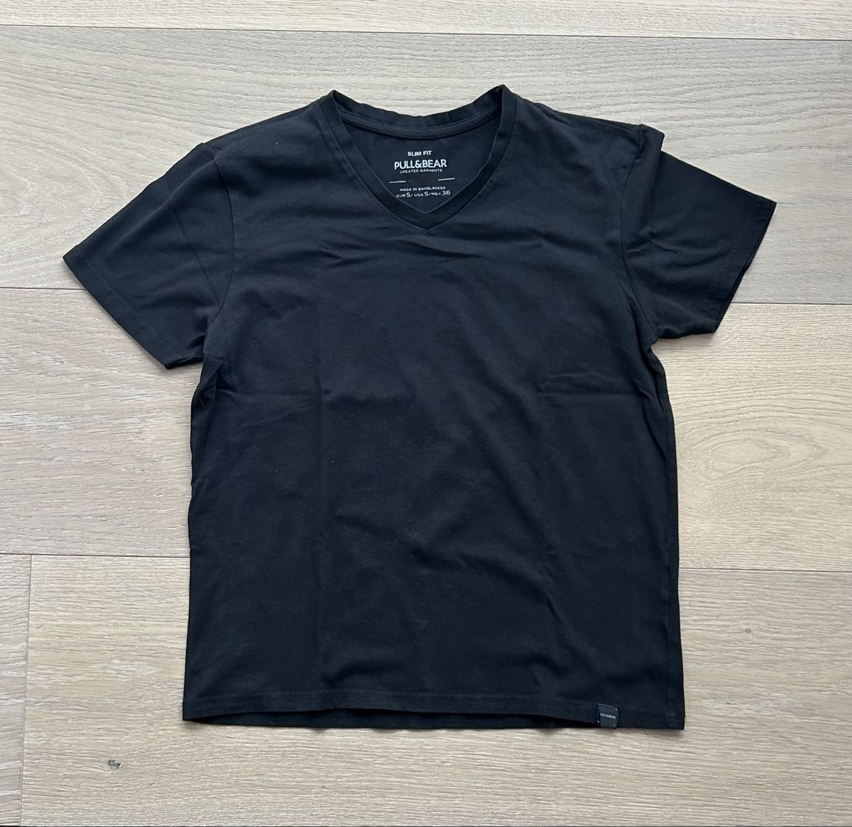 Pull&Bear T-shirt: Pull&Bear V-Neck T-Shirt – Usato da Zug venduto da mbe_t5j2