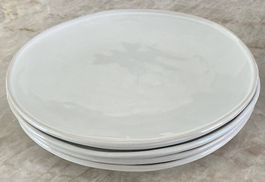 Set vier flache, weiss glasierte Teller Organic, neuwertig