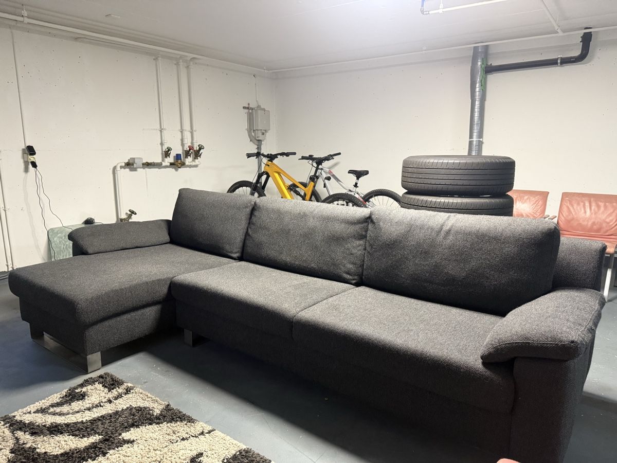Sofas: Ecksofa Stoff grau mit Recamiere – D'occasion à Gerlafingen par driver-rent 1