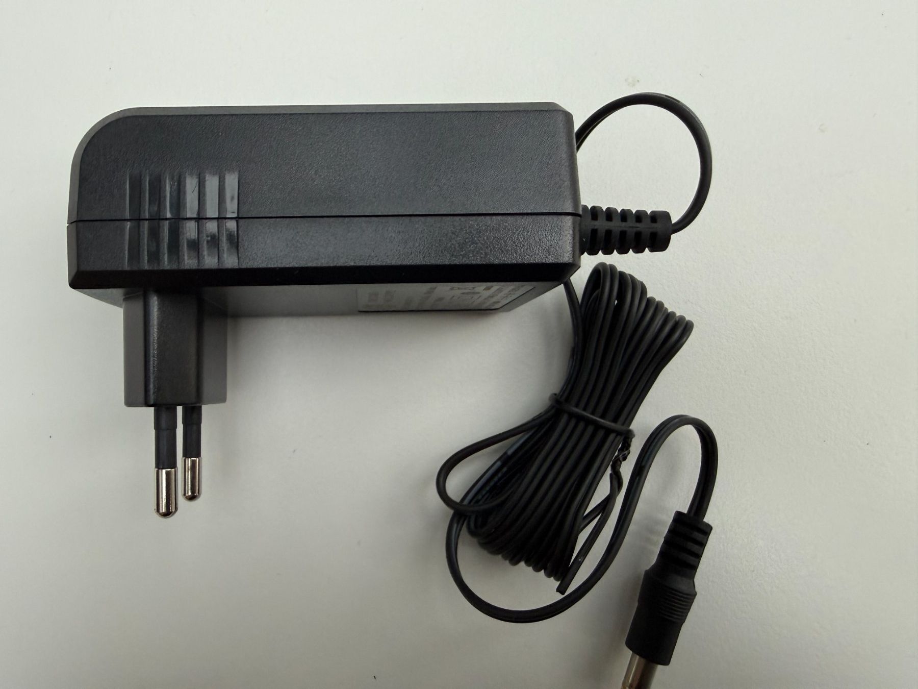 Caricabatterie: Steckernetzteil 230 Volt auf Hohlstecker, 12V, 2A, Fabrikneu – Nuovo e nell'imballaggio originale da Unterengstringen venduto da Tnovus 1