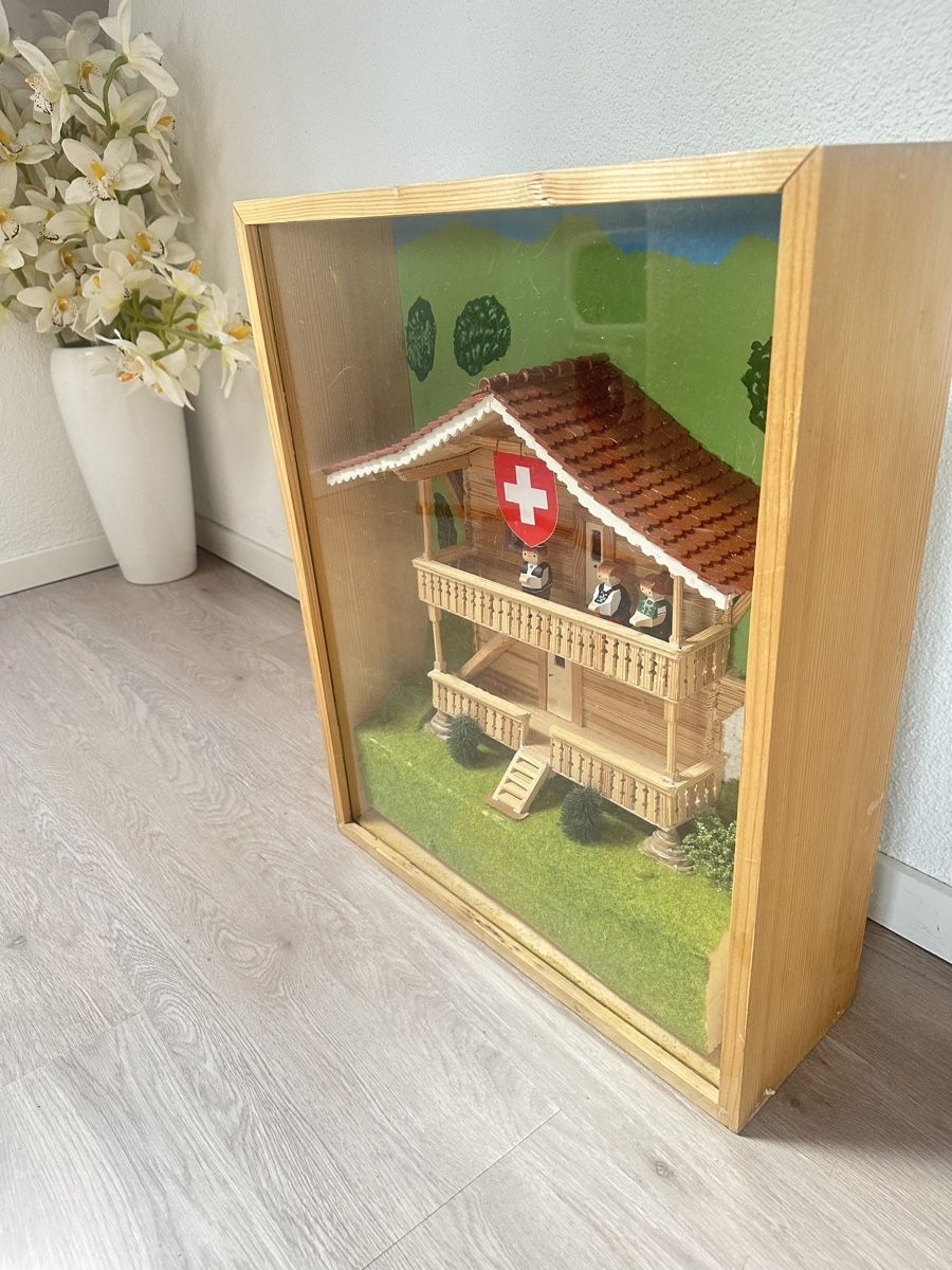 Foto & Immagini: Schweizer Chalet. Handarbeit, Modell im Glaskasten. – Usato da Rafz venduto da Tueni1 5