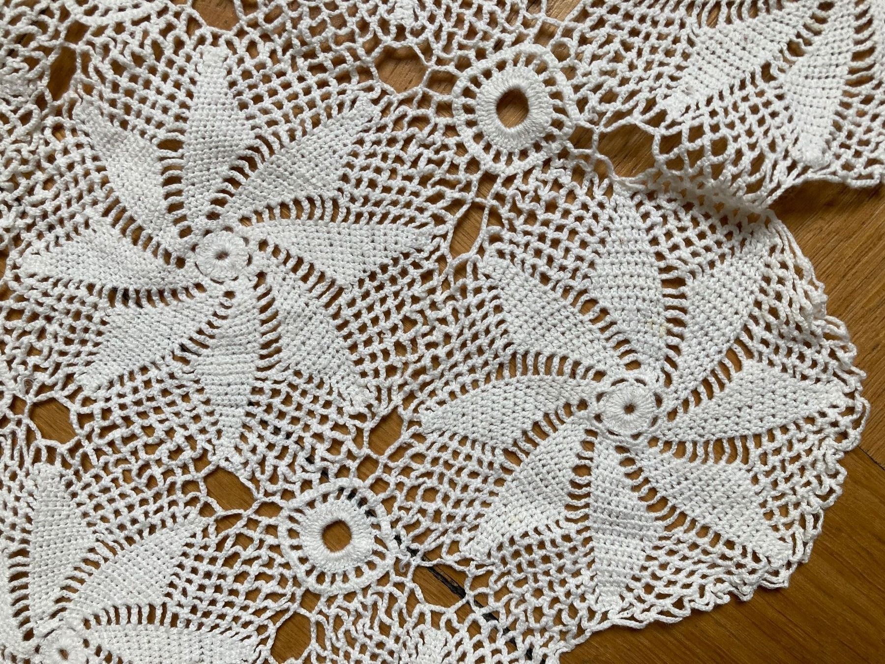 Tutte le decorazioni: WUNDERSCHÖNE, EDLE HÄCKEL TISCHDECKE, FILIGRANE HANDARBEIT – Usato da Zürich venduto da kostbares 2