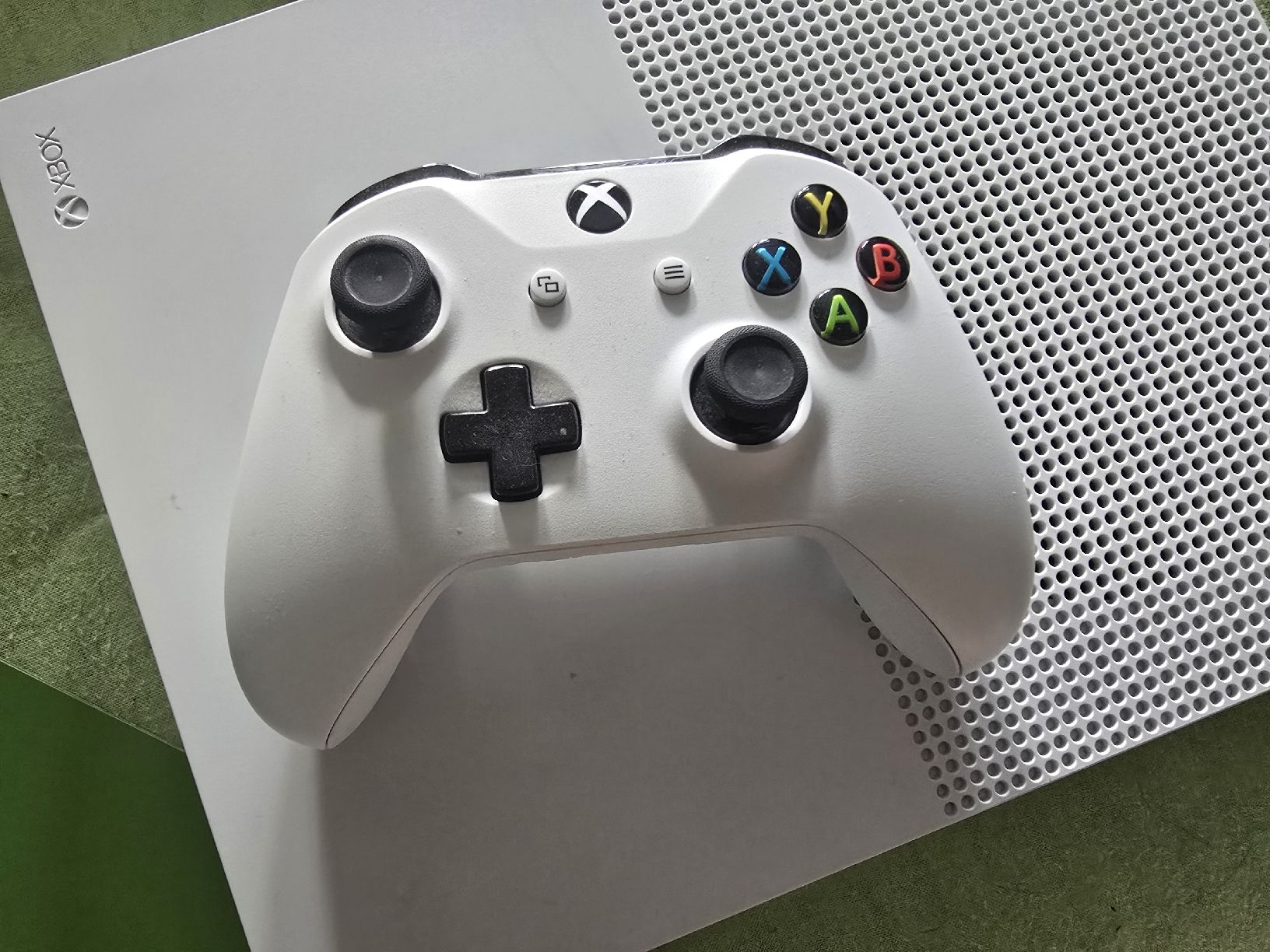 Microsoft Console: Xbox One S neuwertig +2 Spiele – Nuovo (secondo la descrizione) da Solothurn venduto da kev_rj29 3