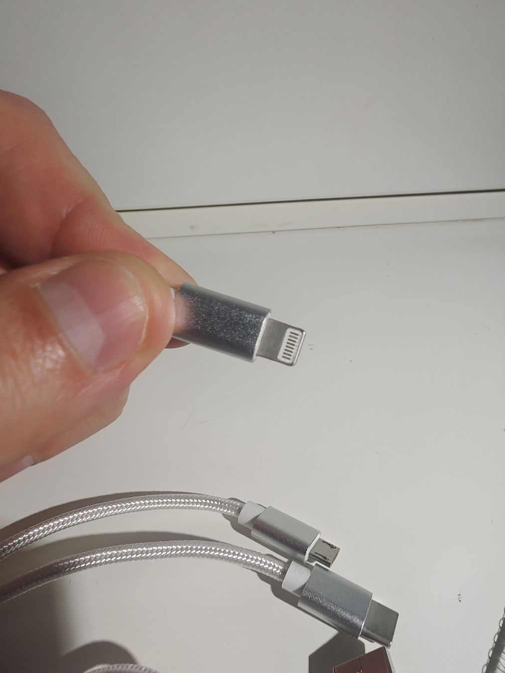 Kabel: 3-in-1 Ladekabel: USB, USB-C, Micro-USB & Lightning - Neu – Neu und originalverpackt aus La Tour de Peilz von Dejobokin 2