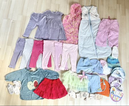 Grosses Kleiderpaket Gr. 74-80 für Mädchen. 33 Teile.