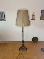 Stehlampe mit verziertem Gussfuss, Höhe 168 cm
