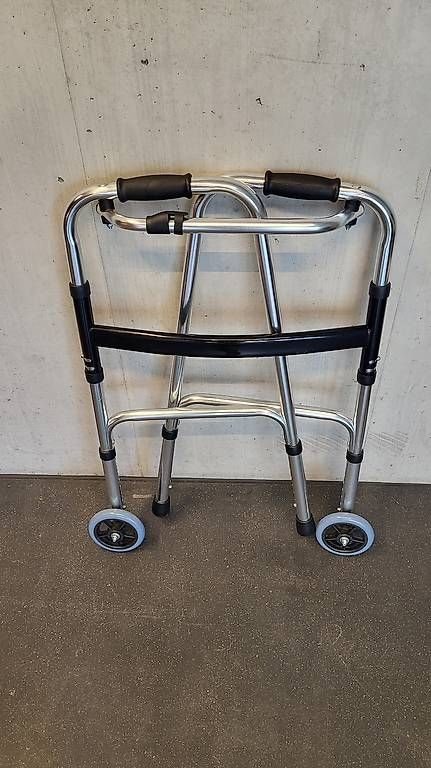 Aides à la marche: Gehhilfe – D'occasion à Binningen par car_xn7m 1