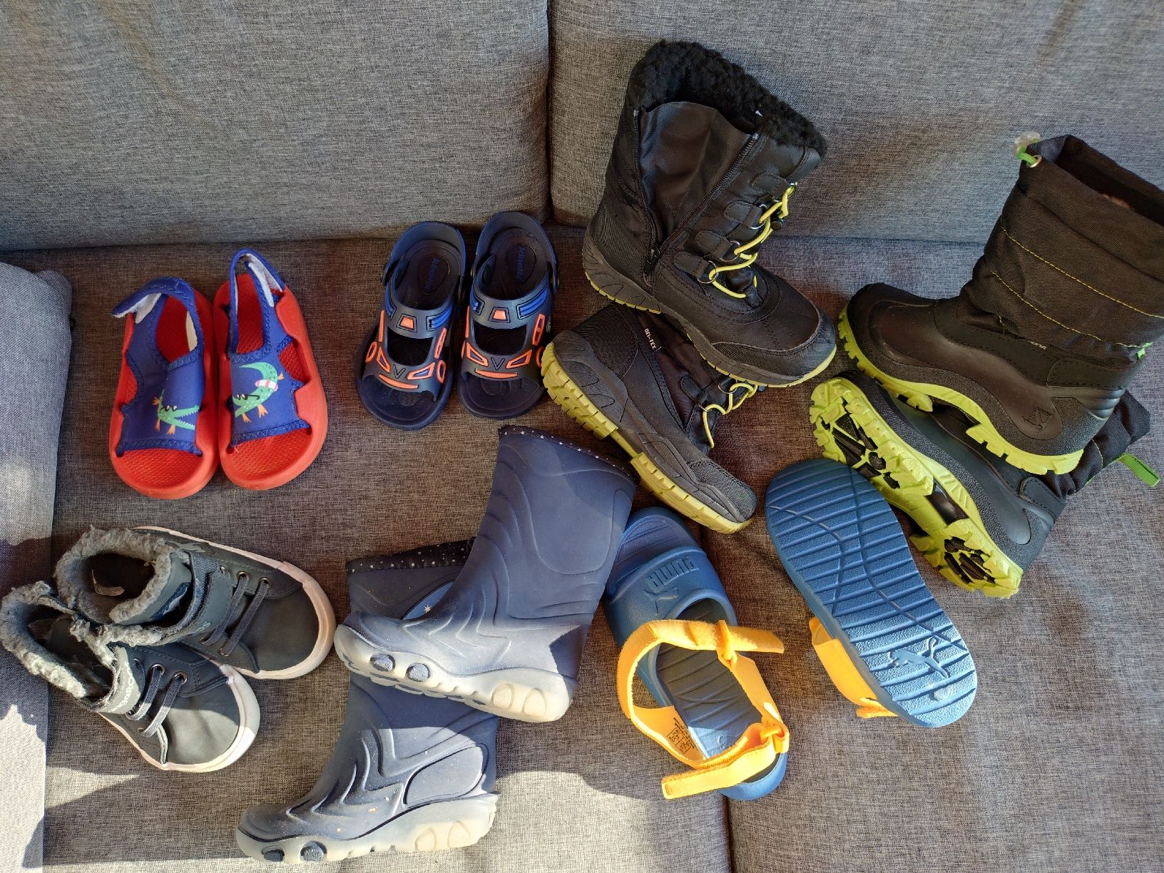 Scarpe da uomo: 7 Paar Kinder Schuhe diverse Grössen  – Usato da Goldach venduto da Fuchour