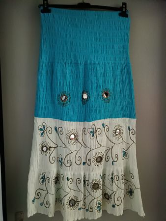 Sommerrock blau weiss bestickt, Grösse M