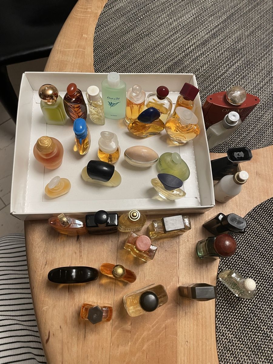 Profumi & Eau de Toilette: Miniatur Parfüm Flaschen – Usato da Uster venduto da chlini1983 1