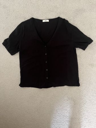 Luftige dünne schwarze Bluse mit Knöpfen