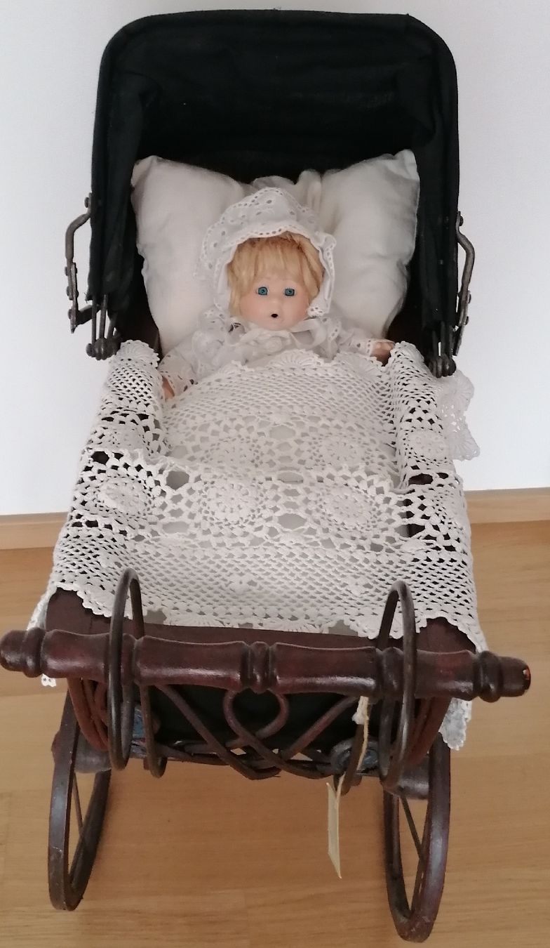 Carrozzine per bambole: Vintage Puppenwagen mit Püppchen – Nuovo (secondo la descrizione) da Wädenswil venduto da bas_yfh5 1