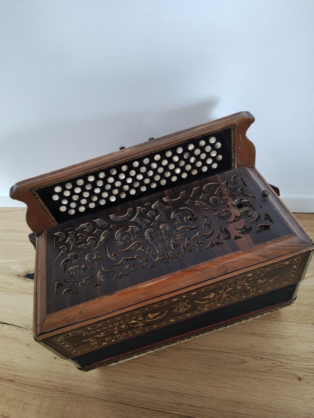 Strumenti musicali: Accordéon Ancien Hercule R.Pingeon Corcelle – Difettoso da Fontainemelon venduto da ad_ 3