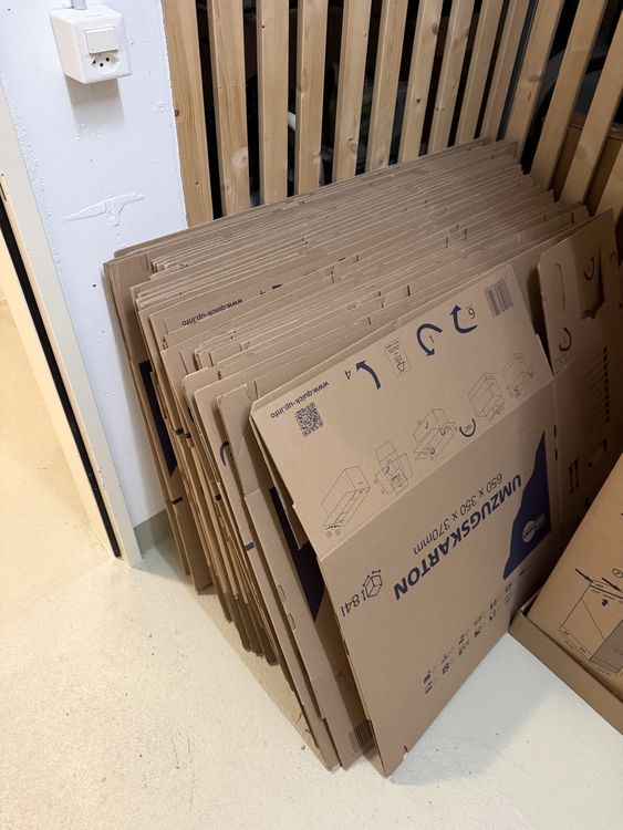 Über 30 Umzugskartons + 3 Kleiderboxen + Verpackungsmaterial (Gebraucht ...