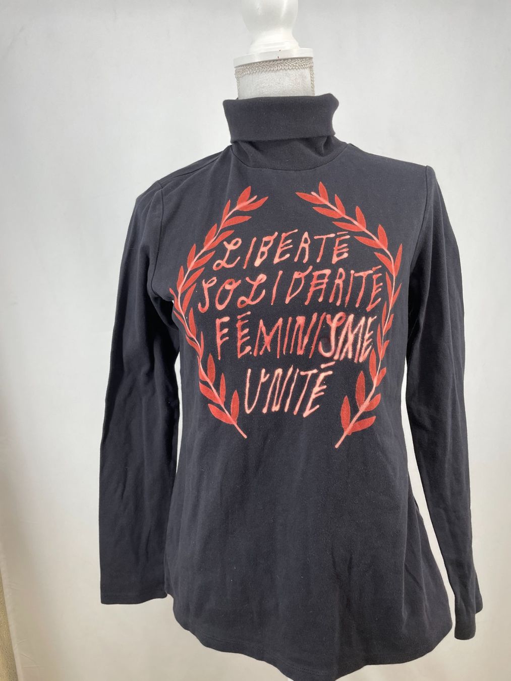 Tops: BRASS ARROW Pull  "féministe" noir/javel texte – Gebraucht aus Lausanne von PlusValue_Lausanne 1