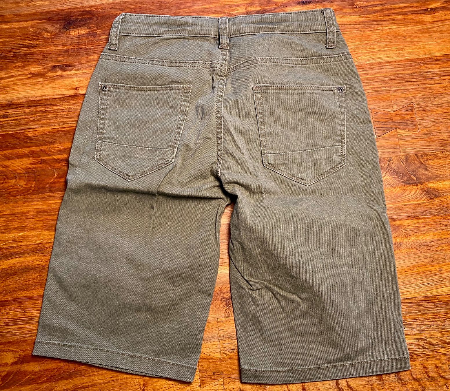 Pantaloni: lässige Shorts Gr. 146 – Usato da Buchrain venduto da Sunny026 3