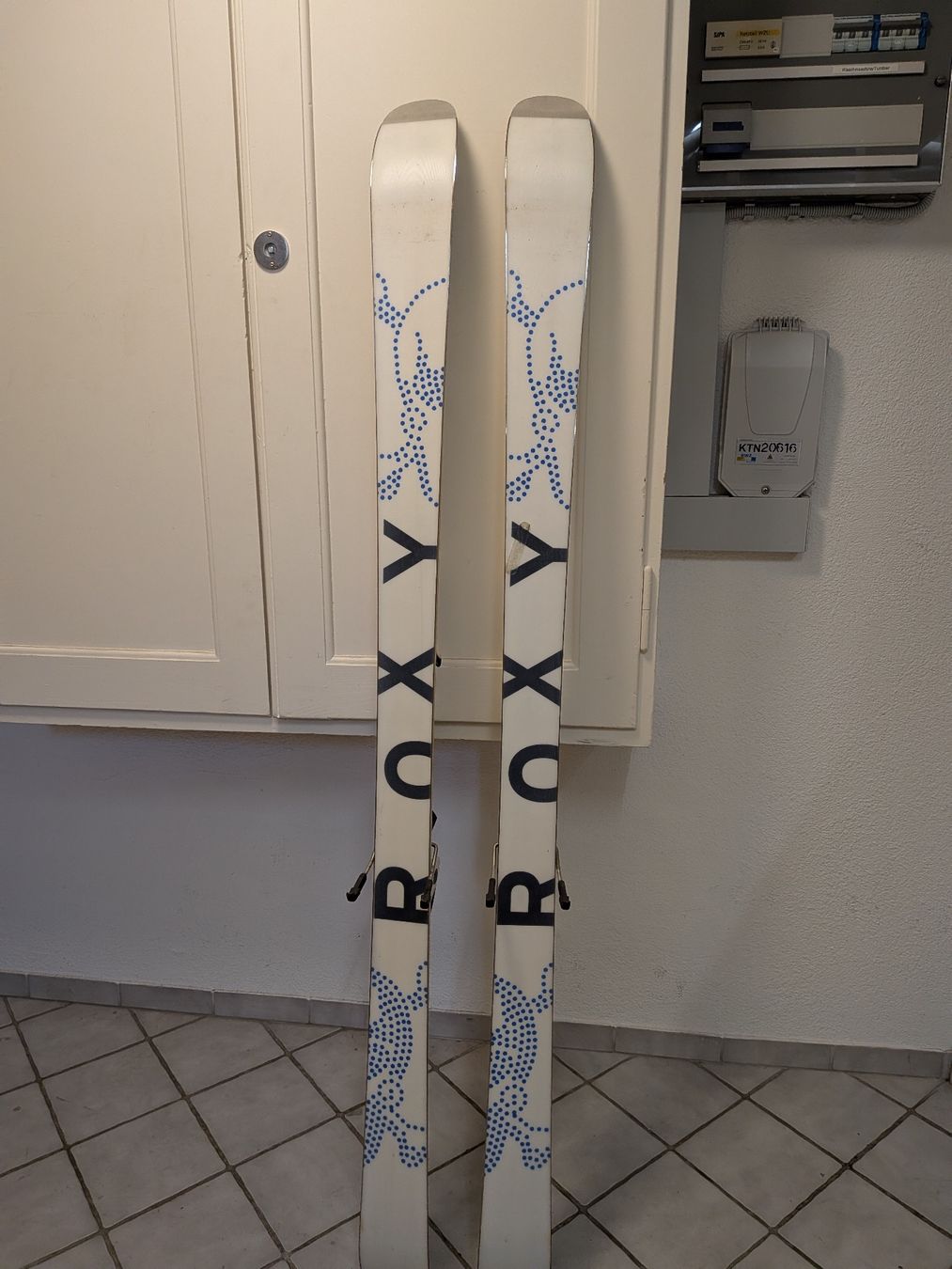 Roxy Sci: Roxy Freeride-Ski All Mountain 165 cm inkl. Bindung – Usato da Zürich venduto da linda1449. 5