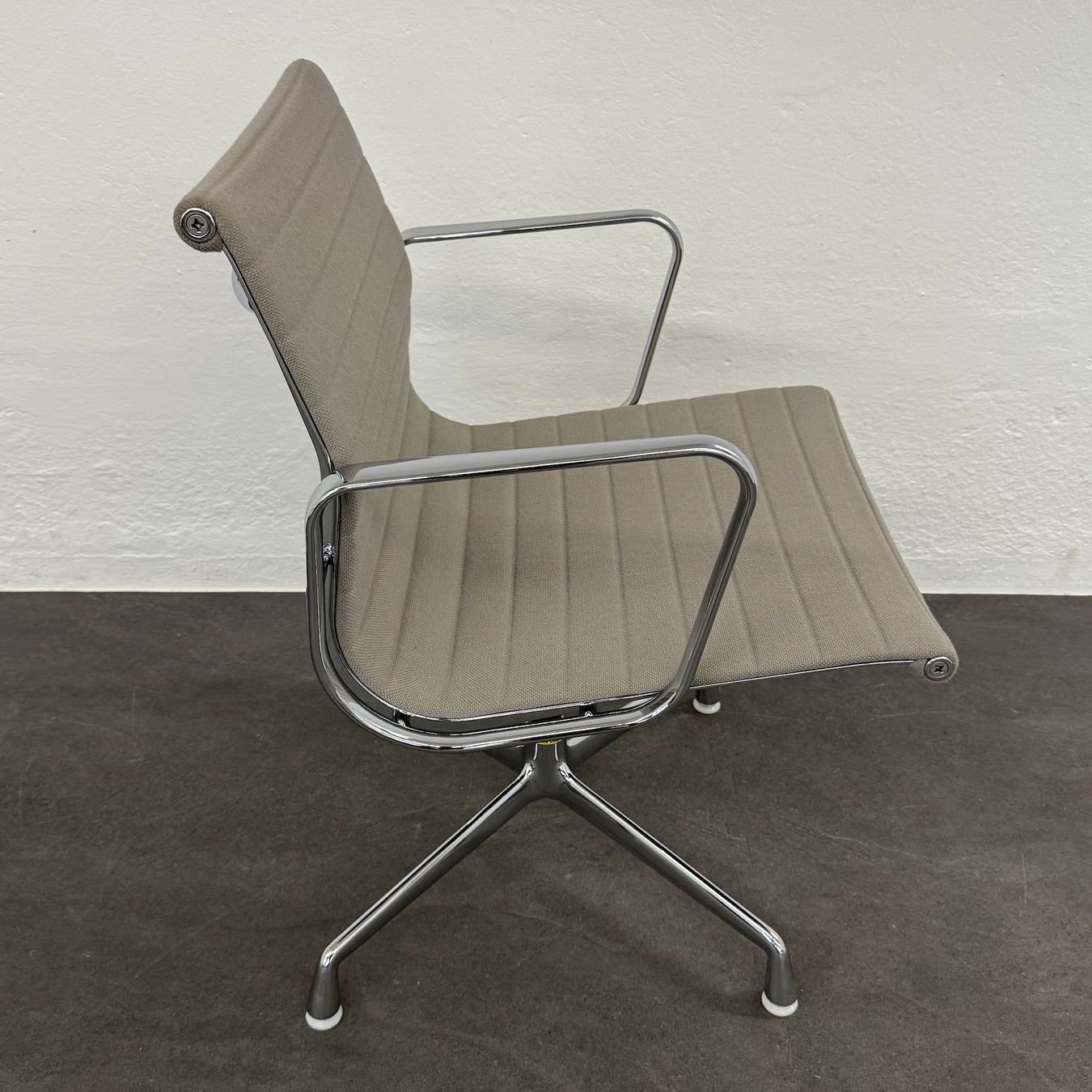 Sedie: Vitra Eames Alu Chair EA108 Hopsak – Usato da Schönenwerd venduto da mcofficeshop 2