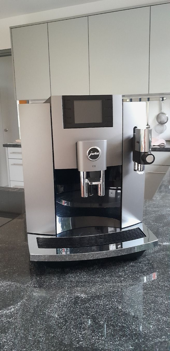 Jura Kaffeemaschinen & Espressomaschinen: Jura E8 Kaffeevollautomat mit Milchschäumer – Gebraucht aus Frauenfeld von dicksaite