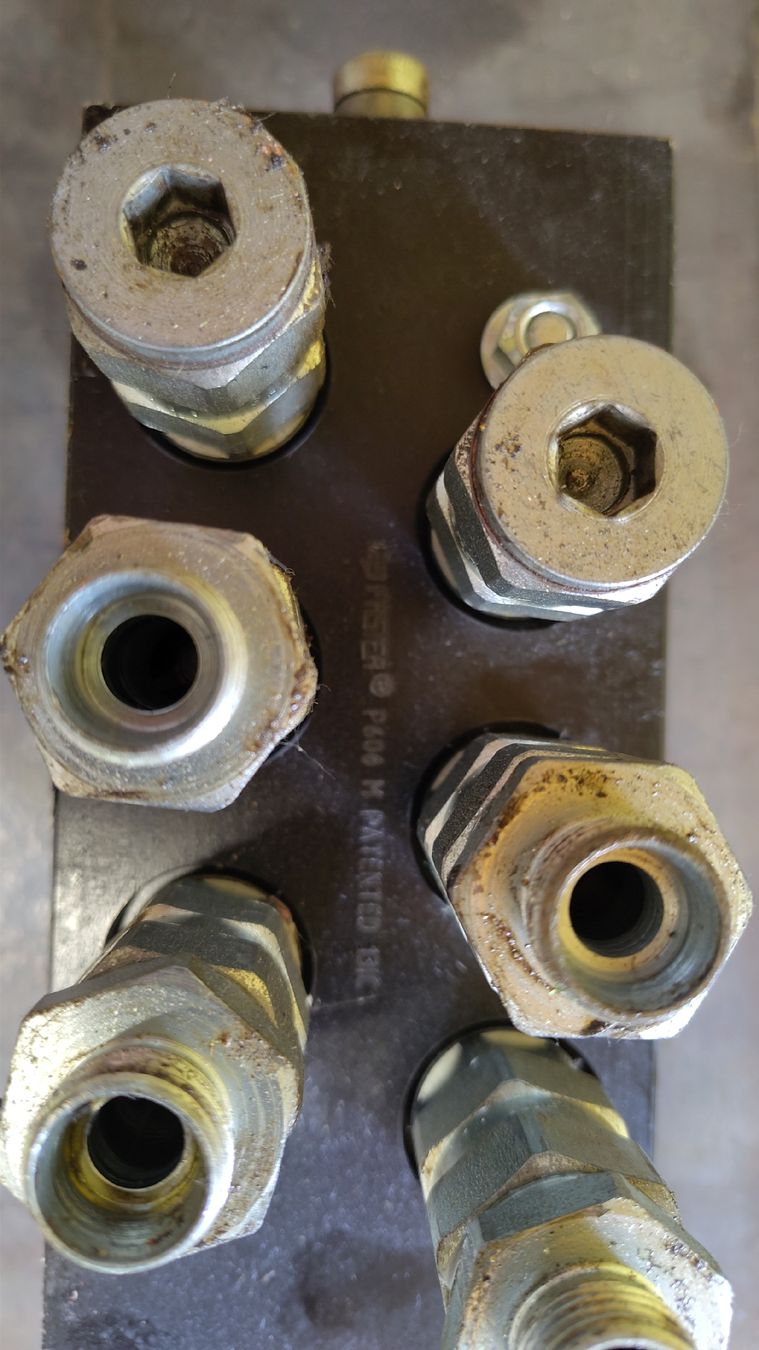 Trattori: Faster Hydraulikkuppler für Frontlader – Usato da Oftringen venduto da ecoo 1
