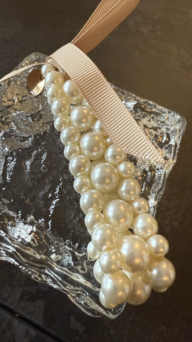 Escada Bracciali & Braccialetti: Bracelet perles ESCADA élégant ruban nude chic – Usato da Nyon venduto da stylevintage79