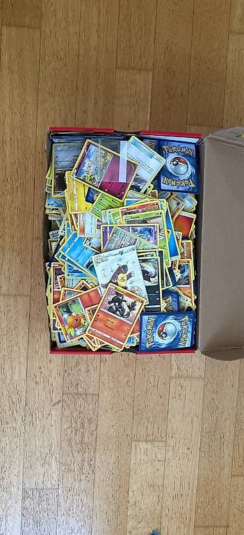 Cartes à collectionner: Schuhbox voll mit Pokemon Karten – D'occasion à Uettligen par mil_s5b6