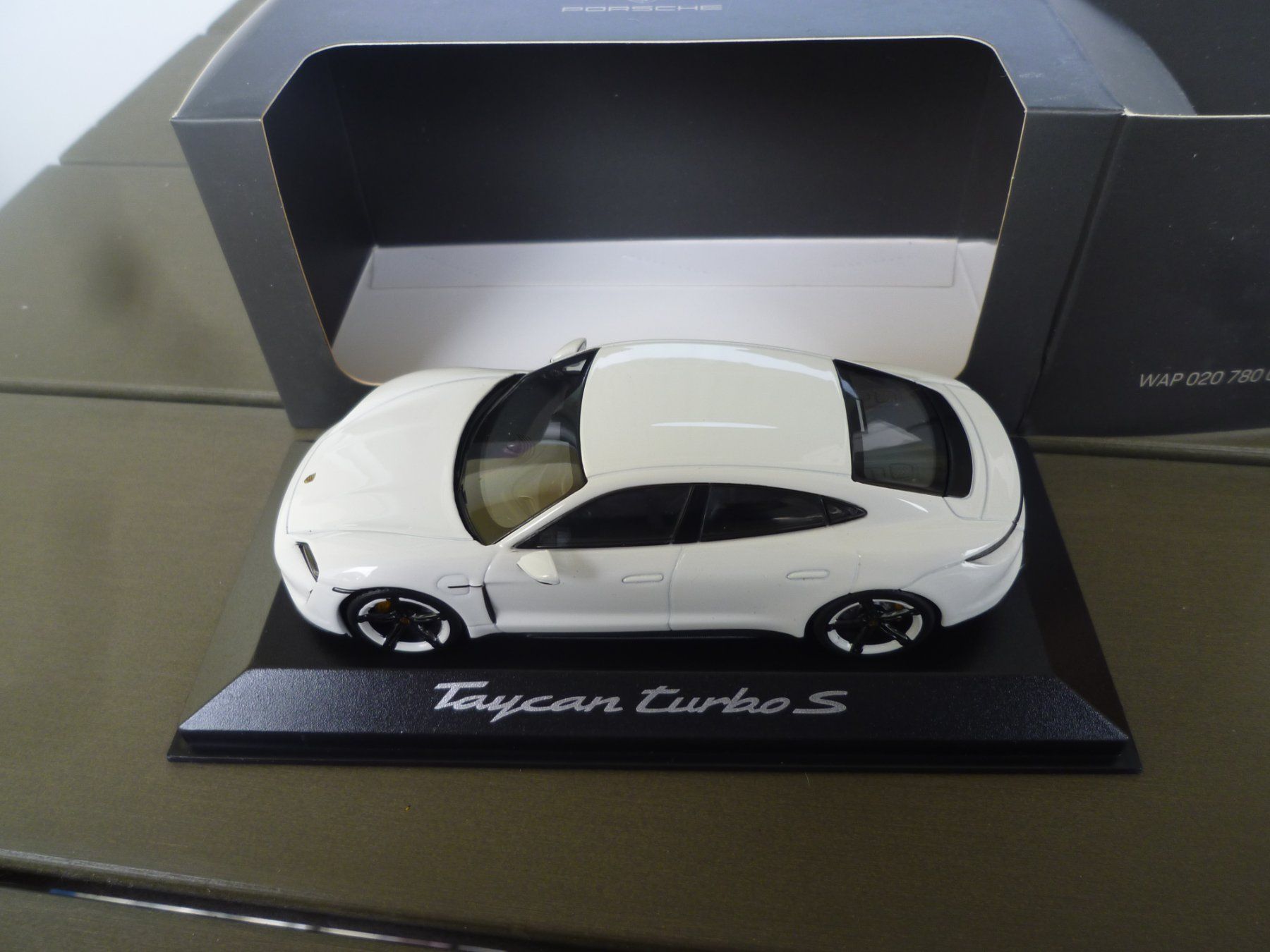 Porsche Modellini d'auto: Porsche Taycan Turbo S – Nuovo e nell'imballaggio originale da Flawil venduto da Imperiosud 5