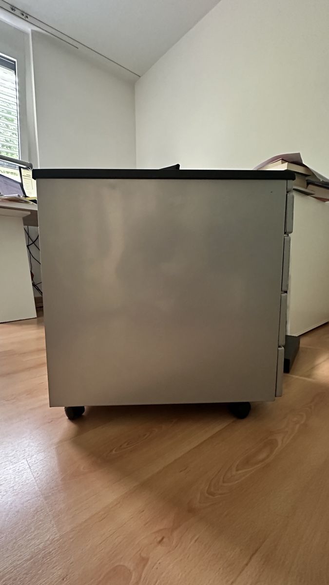 Banconi: Rollcontainer 4 Schubladen Metall grau gebraucht – Usato da Adliswil venduto da Csw 1