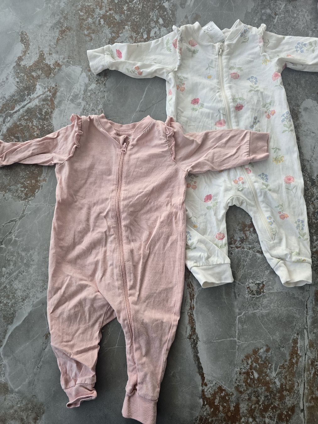 Pyjamas & Ähnliches: Baby Schlaf Strampler – Gebraucht aus Baar von bia_m5xb