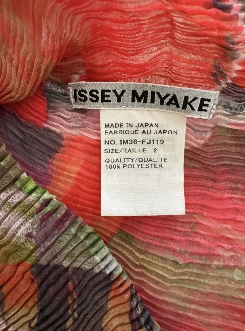 Issey Miyake Top: Issey miyake  – Usato da Fahrweid venduto da ana_jmk5 2