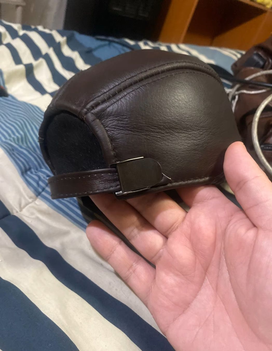 Copricapi, berretti & cappellini: Retro Lederkappe - Casquette rétro en cuir – Nuovo e nell'imballaggio originale da Lausanne venduto da FASHION-WORLD-SHOP 4