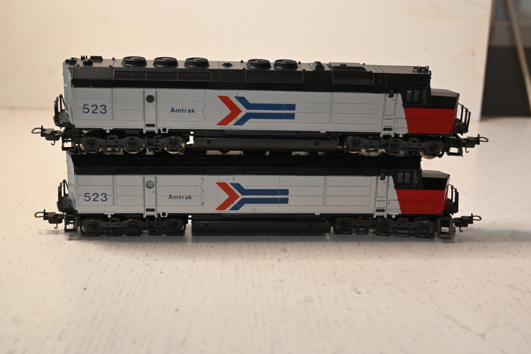 Lima Trains électriques: Loks Amtrak Lima HO/DC läuft einwandfrei , eine mit Antrieb – D'occasion à Laupen ZH par Zmoewe
