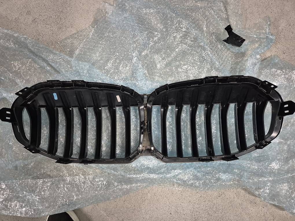 BMW Tutti pezzi di ricambio auto: Bmw 1 1er F40 grill – Usato da Schlieren venduto da sta_h8mn 1