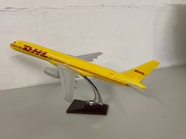 Boeing B757 _ DHL Cargo __ Modellflugzeug auf Ständer 1:100