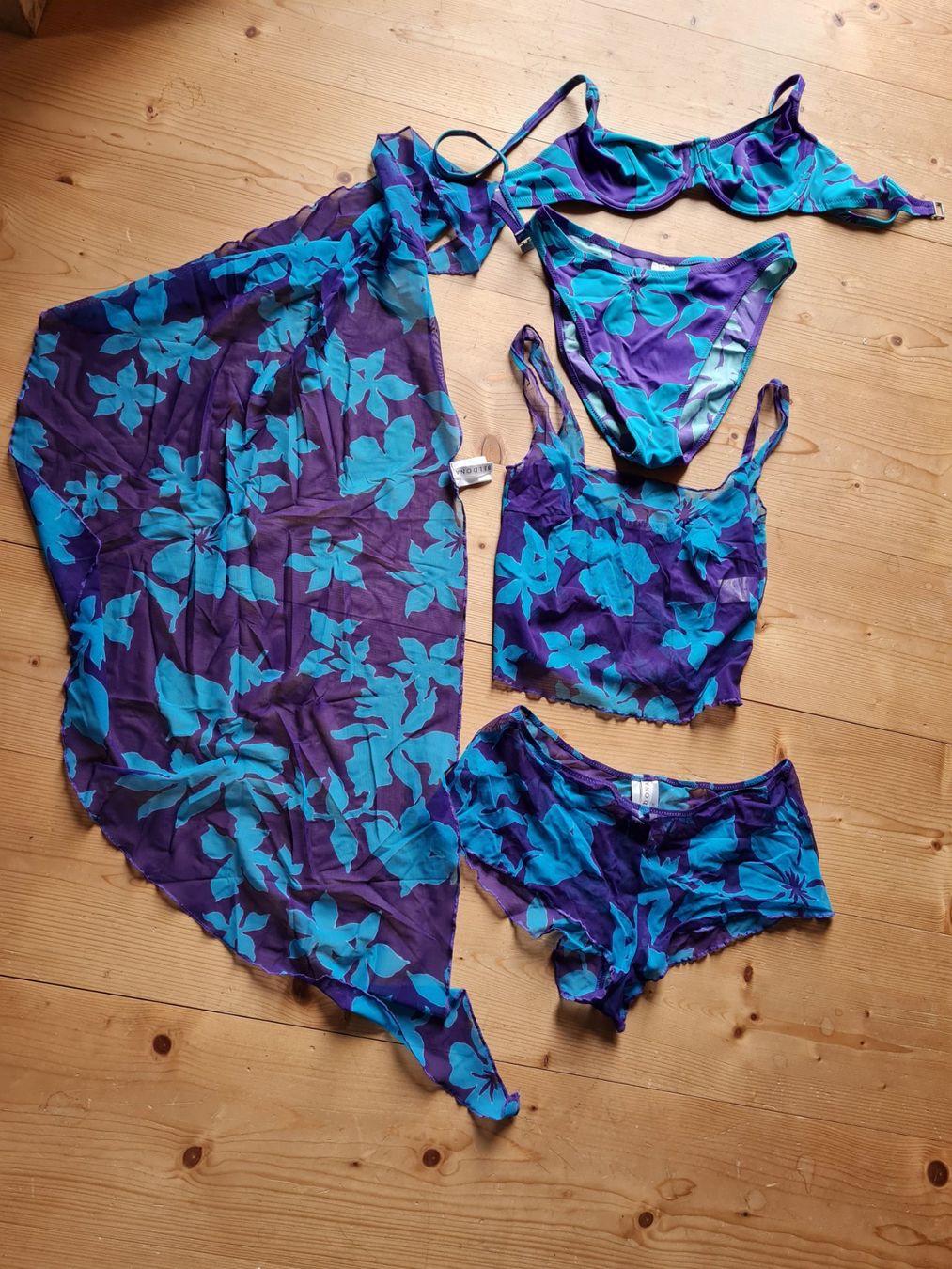 Beldona Costumi da bagno & Bikini: Bikini mit Top, Hose und Pareo – Usato da Castrisch venduto da CorinaS03