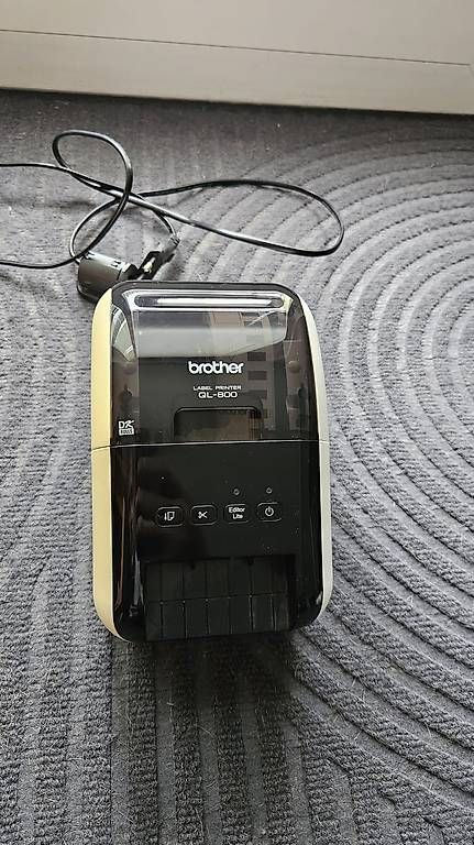 Stampanti: Brother QL-800 Desktop Etiketten Drucker – Usato da Balsthal venduto da tikolino