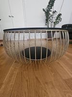 Stylischer Couchtisch mit Glasplatten & goldenem Gitter