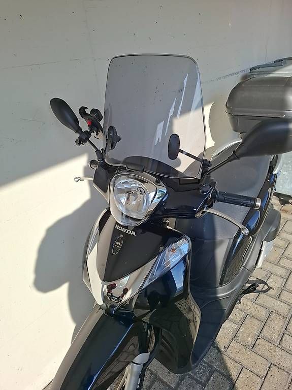 Scooters: Honda Sh Mode Windschutzscheibe  – Neu und originalverpackt aus Gersau von blikk21