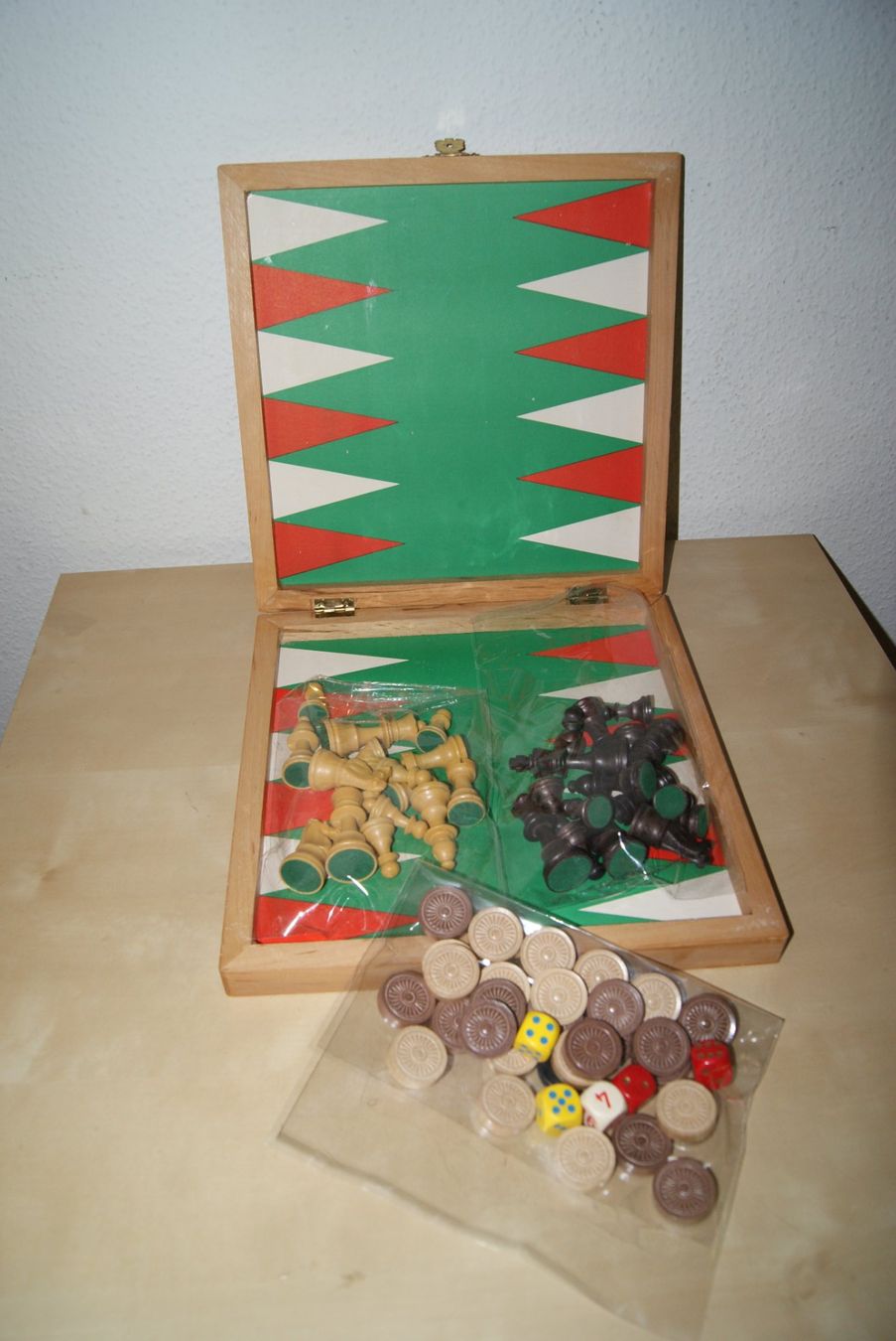 Giochi: Schachbrett-Box aus Holz mit Bakelit? Figuren – Usato da Zürich venduto da Widi1 7
