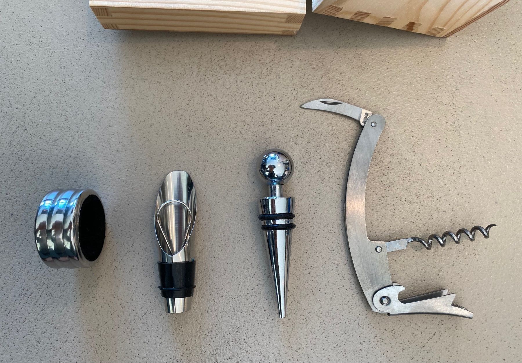 Flaschenöffner & -verschlüsse: 4-teiliges Sommelier-Set in Holzbox – Gebraucht aus Zürich von ClosetQueen 2