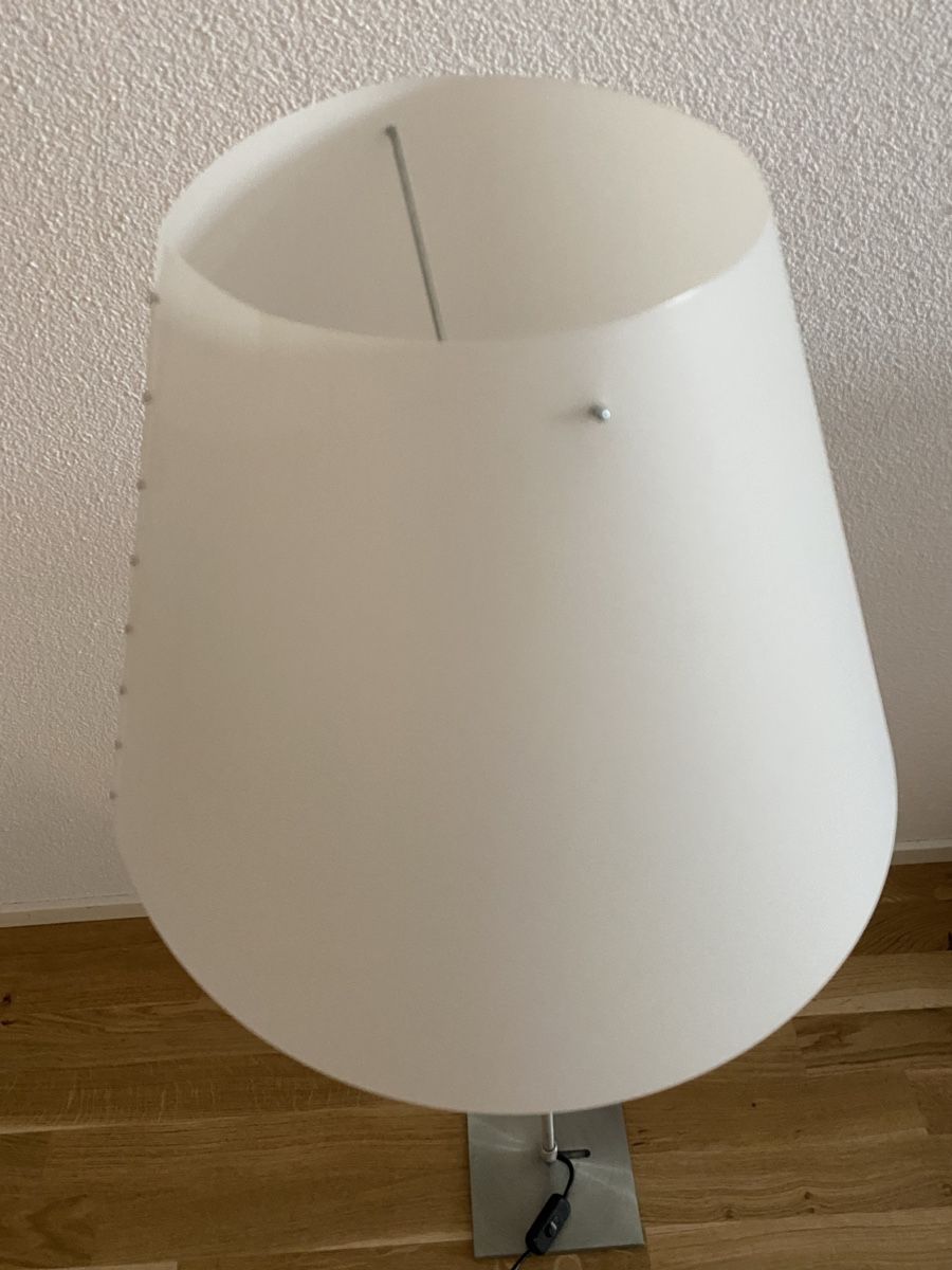 Lampade: Floor Lamp Constanza White Metal Base Used Condition – Usato da Zug venduto da lil_mj92 2