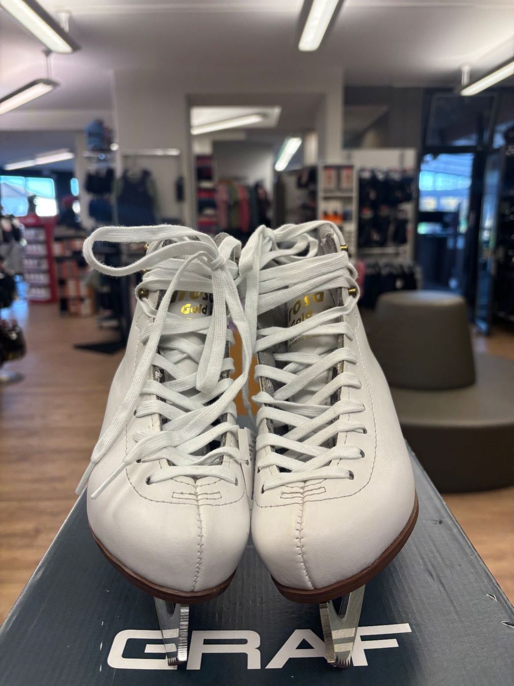 Graf Pattini da ghiaccio: Graf Arosa Gold Grösse EU 29 – Nuovo e nell'imballaggio originale da Boswil venduto da stoecklisport