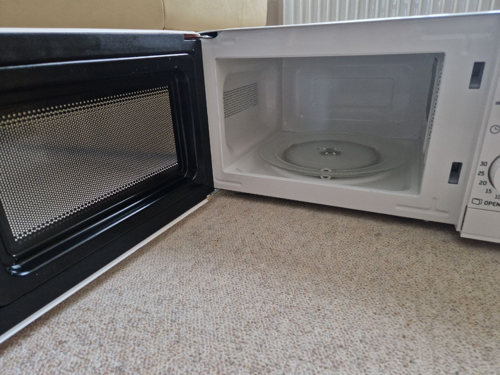 Durabase Elettrodomestici da cucina: White Durabse Microwave - Great for quick summer meals. – Usato da Adliswil venduto da Nazia1981 1