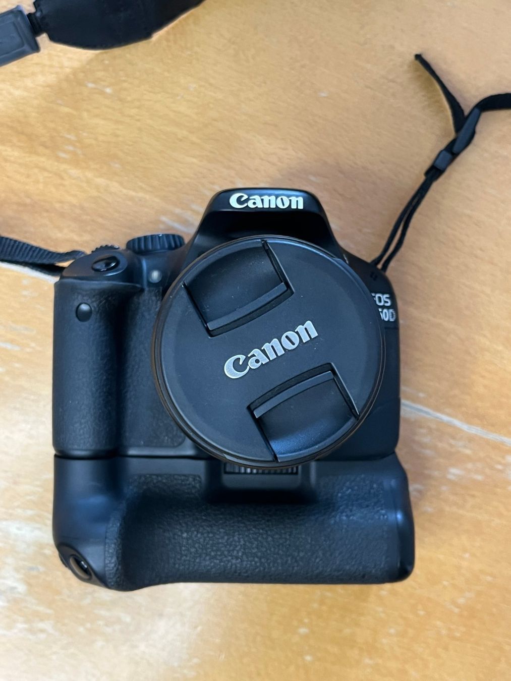 Canon Fotocamera: Canon EOS 550D Spiegelreflexkamera mit BG-E8 Griff – Usato da Beckenried venduto da Chris_Miguel