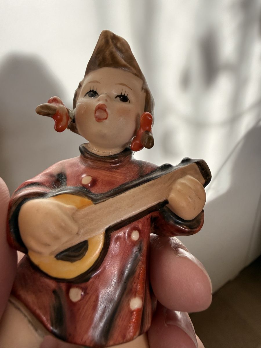Hummel Statuette: Goebel Hummel Figur Mädchen mit Gitarre – Difettoso da Steffisburg venduto da Artschipa 3